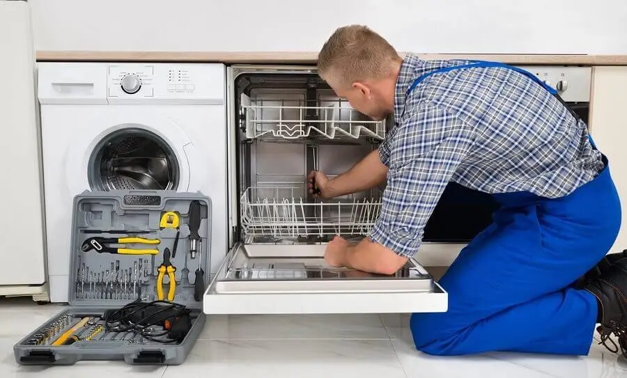 Fatih Warmhaus servisi teknisyen ekibi beyaz eşya tamiri yaparken